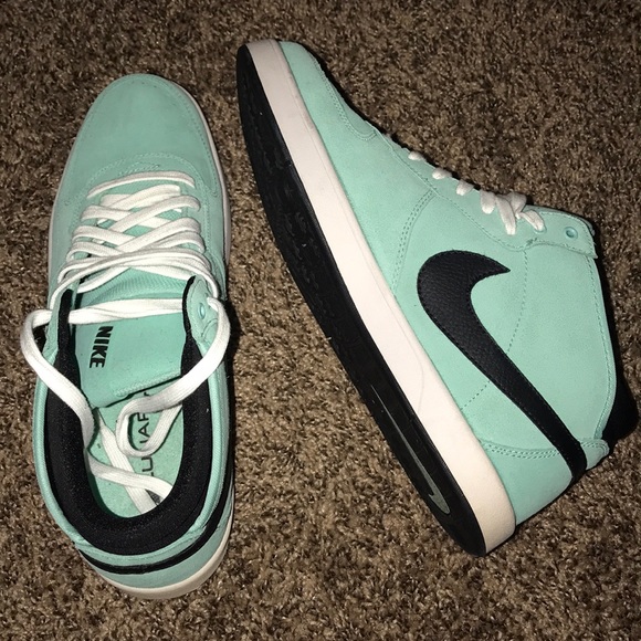nike sea green shoes